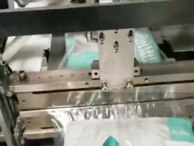 全自動包裝機包裝貓糧作業(yè)現(xiàn)場